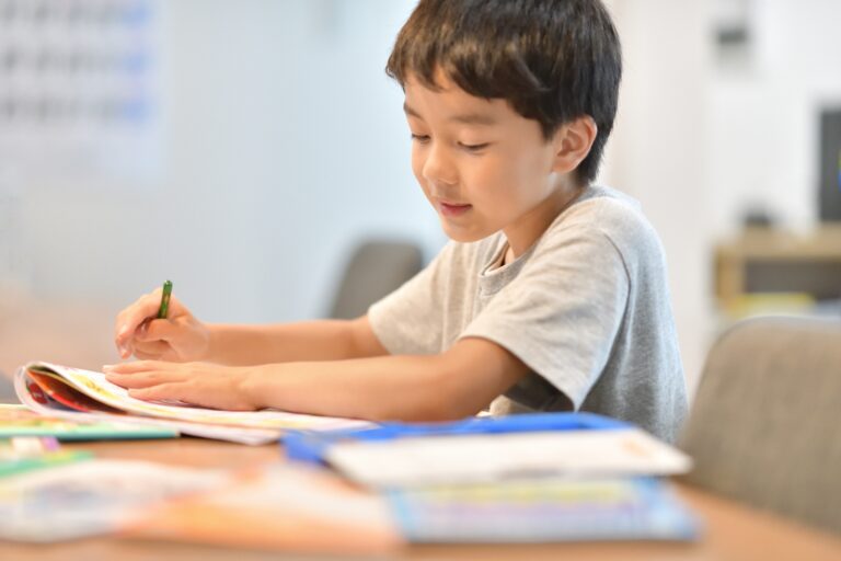 算楽塾で勉強する児童